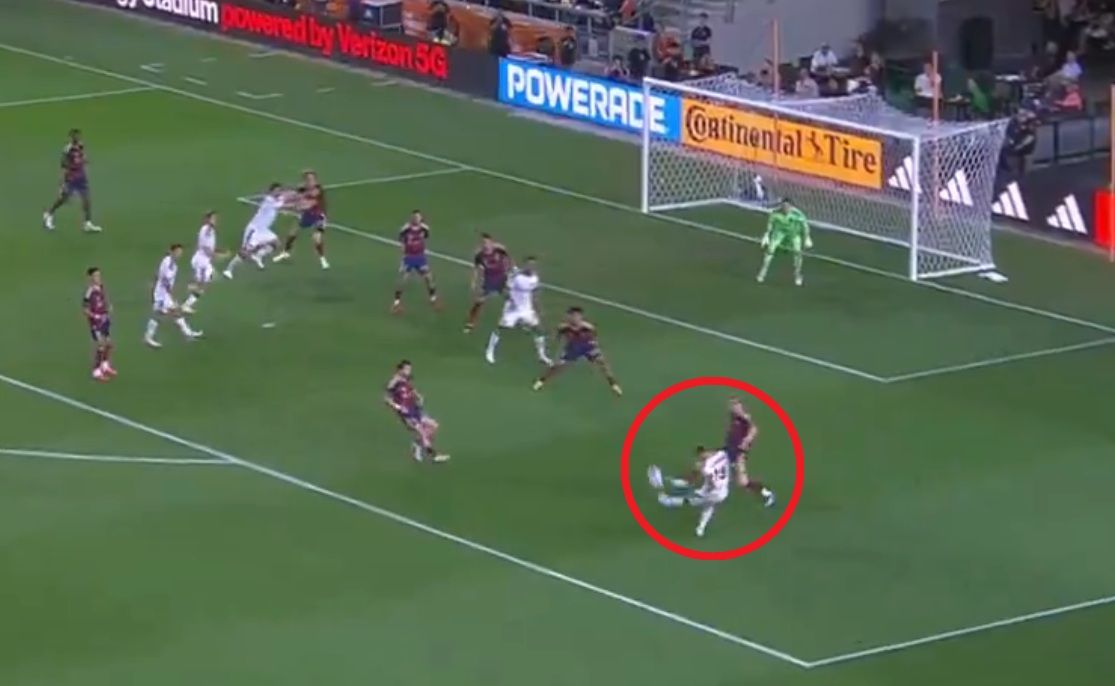 Polak bohaterem. Fenomenalny gol na wagę wygranej [WIDEO]