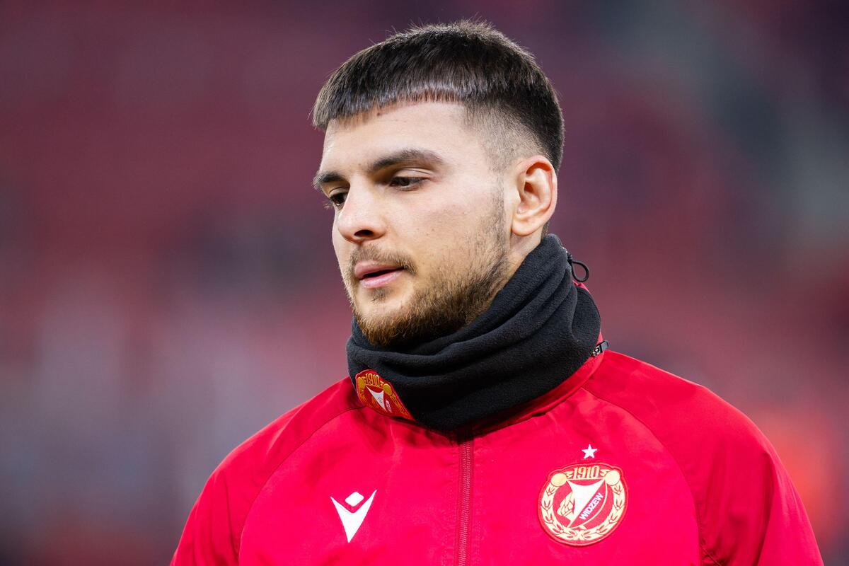 Widzew wciąż na niego liczy. Był łączony z odejściem, zostanie w drużynie