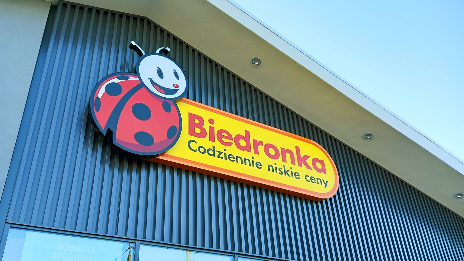 Biedronka znika po 16 latach. Wszystko przejmuje jej największy konkurent