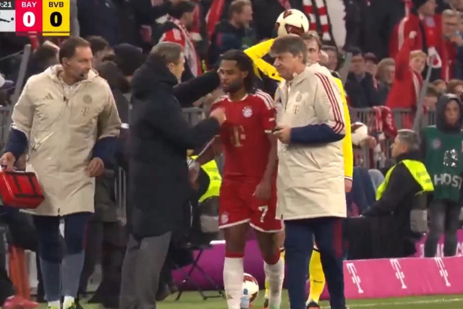 Nieszczęścia chodzą parami... Dwóch piłkarzy Bayernu Monachium kontuzjowanych w hicie Bundesligi [WIDEO]