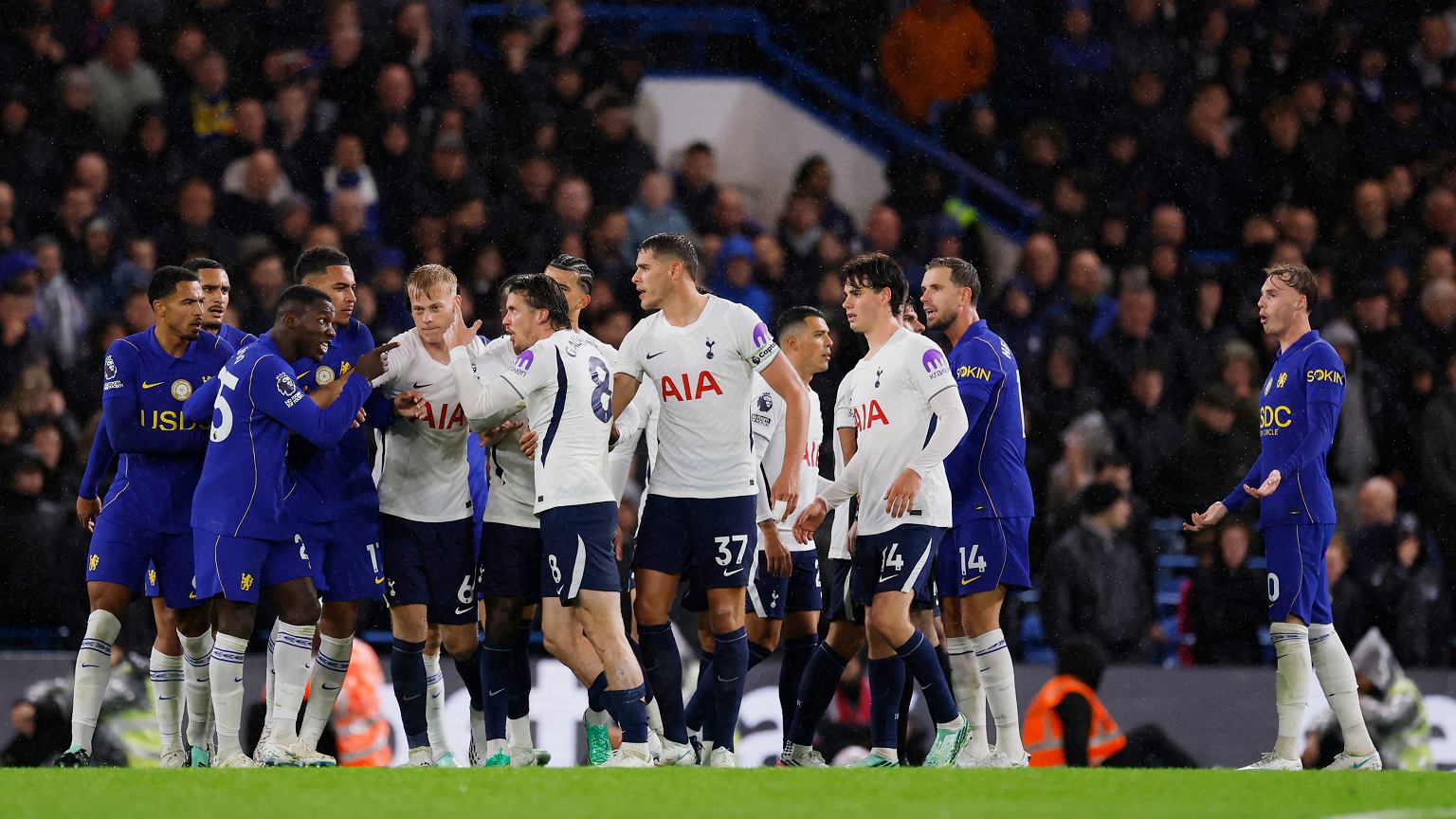 Dwa gole i czerwona kartka. Na takie derby Londynu czekali osiem lat