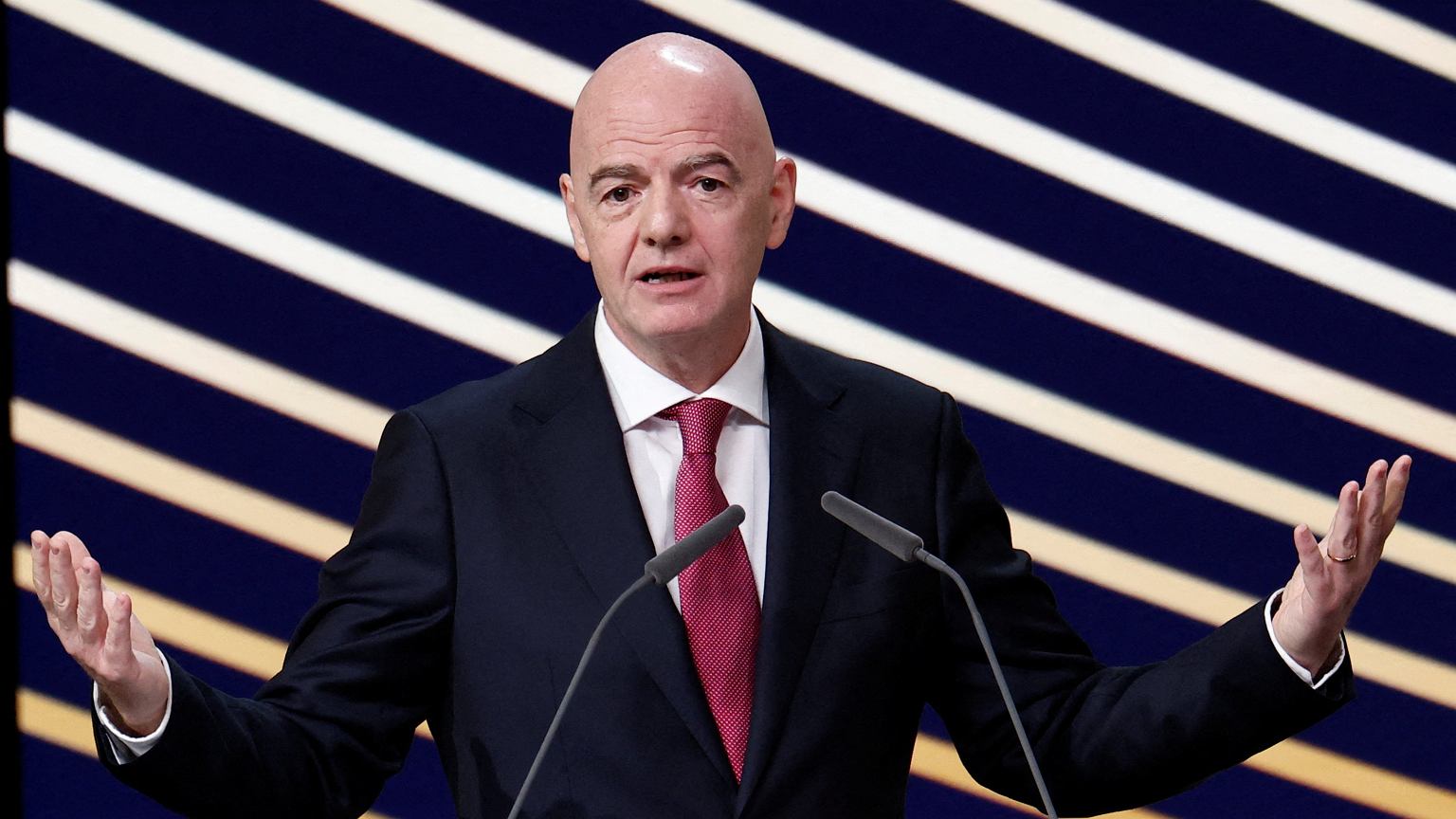 Wszyscy odwracają się od Infantino. 