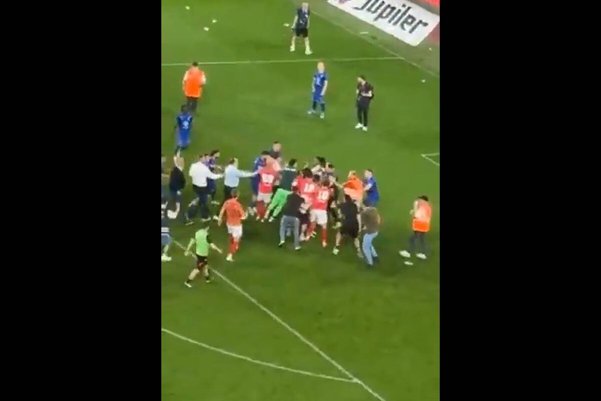 Kibice pobili się z piłkarzami. Chaos na finiszu europejskiej ligi [WIDEO]