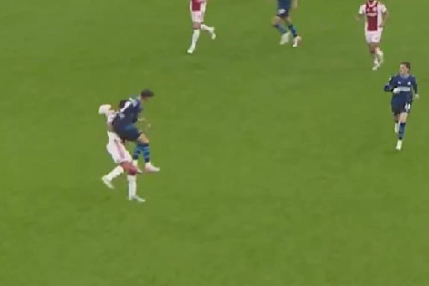 „Usiłowanie zabójstwa”. Syn Marka van Bommela antybohaterem hitu Eredivisie [WIDEO]