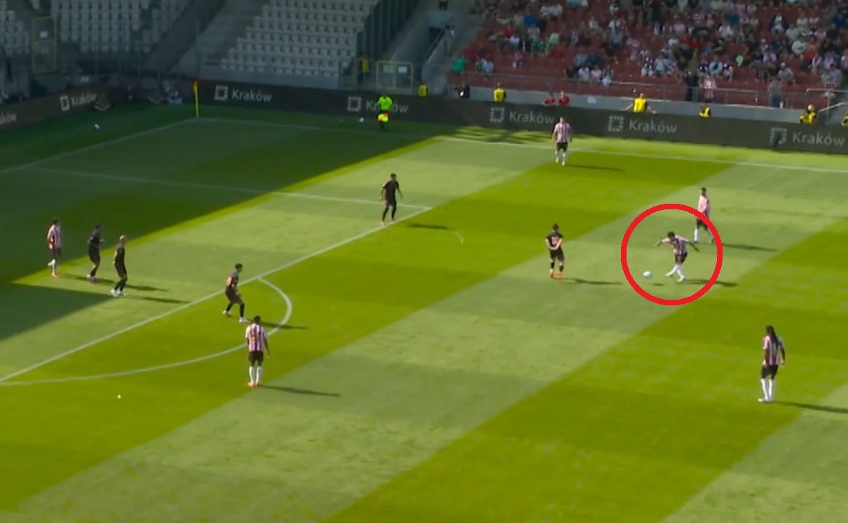 Genialny gol piłkarza Cracovii. Bramkarz Sevilli nawet się nie ruszył