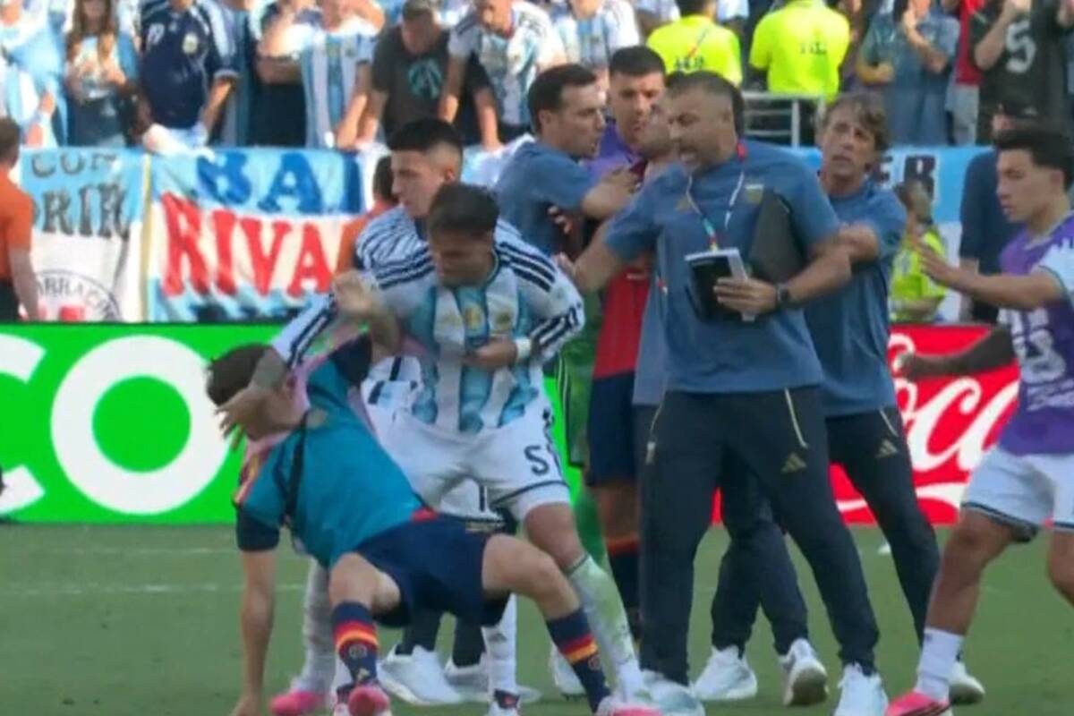 Skandal po finale MŚ! Argentyński piłkarz uderzył Gaviego [WIDEO]