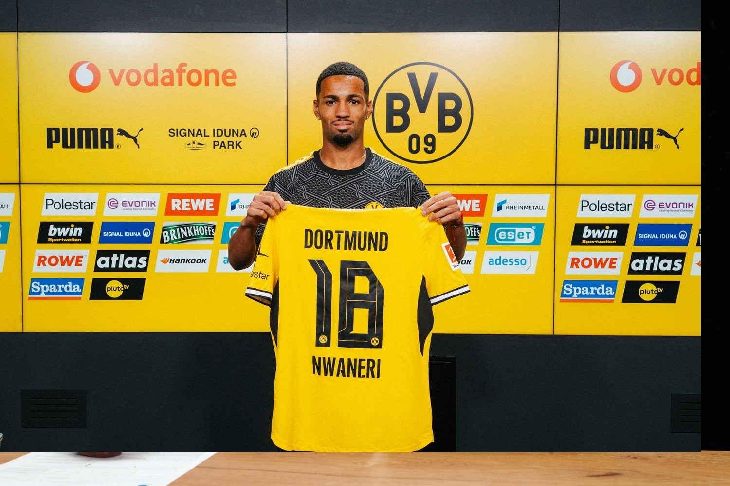 OFICJALNIE: Borussia Dortmund z transferem z Premier League. On przekreślił szanse na przeprowadzkę Marcela Reguły