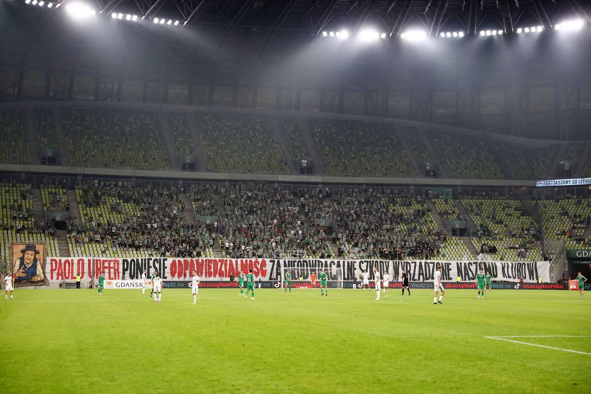 Kibice Lechii mają dość. Zdecydowany transparent nt. Urfera