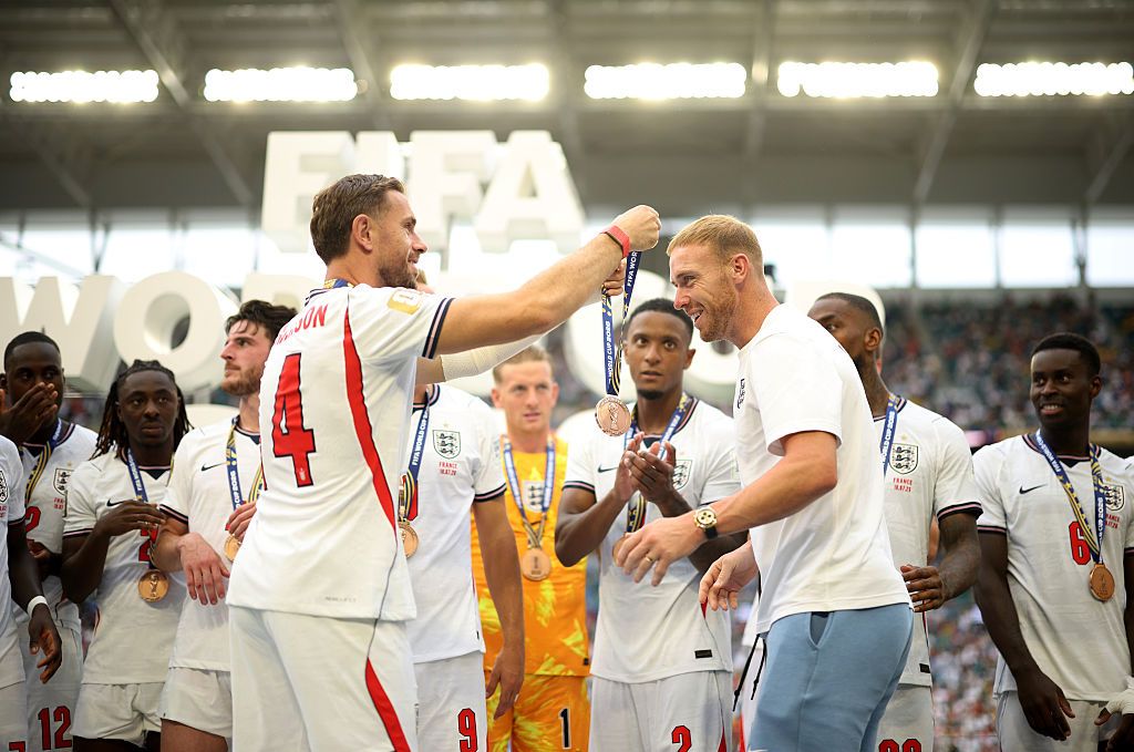 Piękny gest Anglików. Nagle zaczęli kogoś wołać. Wręczyli mu medal