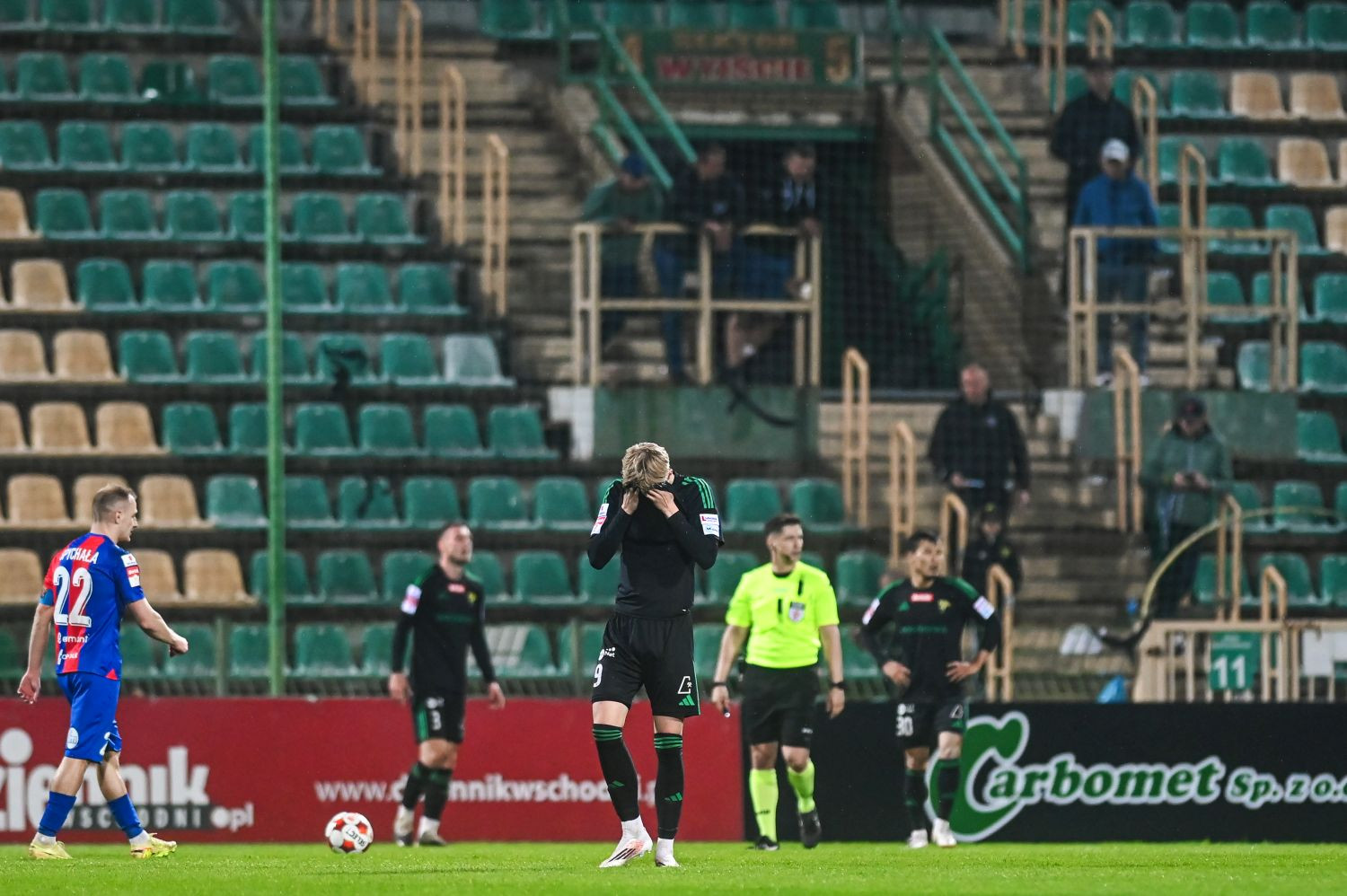 Dopiero co wzbudzał zainteresowanie zagranicznych klubów. Wrócił do Pogoni Szczecin i... został schowany do szafy