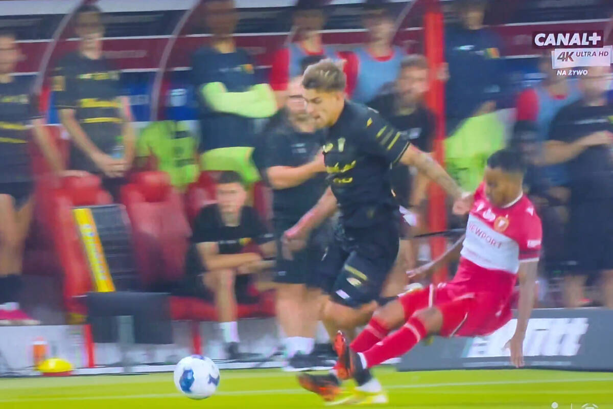 Nowy gwiazdor Widzewa stracił rozum. Mógł wylecieć z boiska [WIDEO]