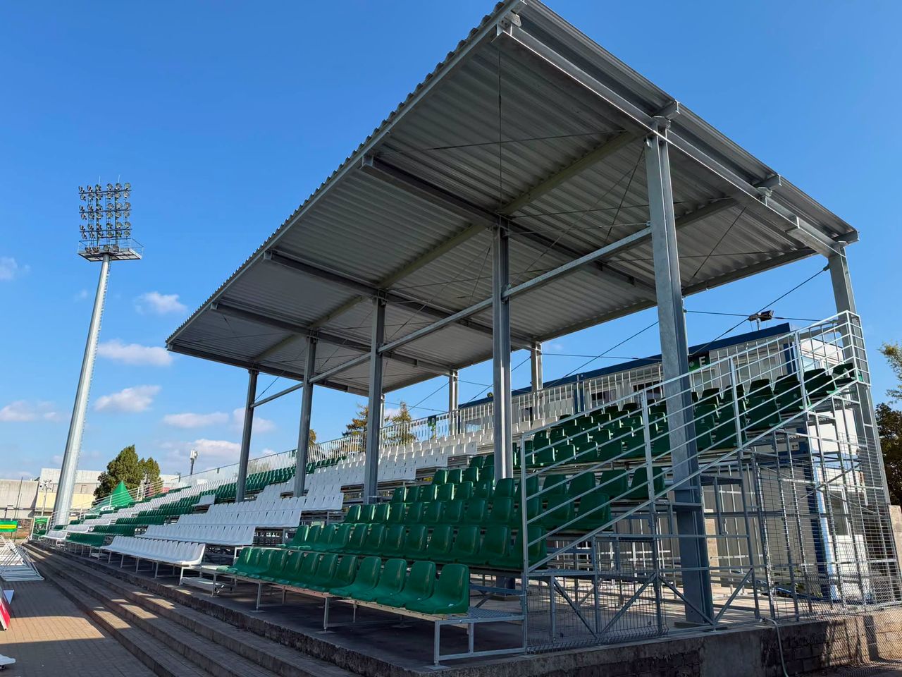 Kolejne zmiany na stadionie Warty Poznań. Zadaszono część trybun (foto)
