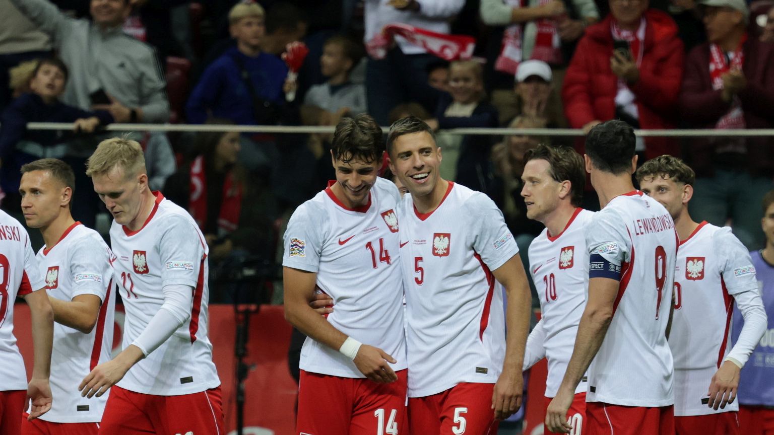 Hajto się nie certolił, zrównał się z ziemią kadrowicza. 