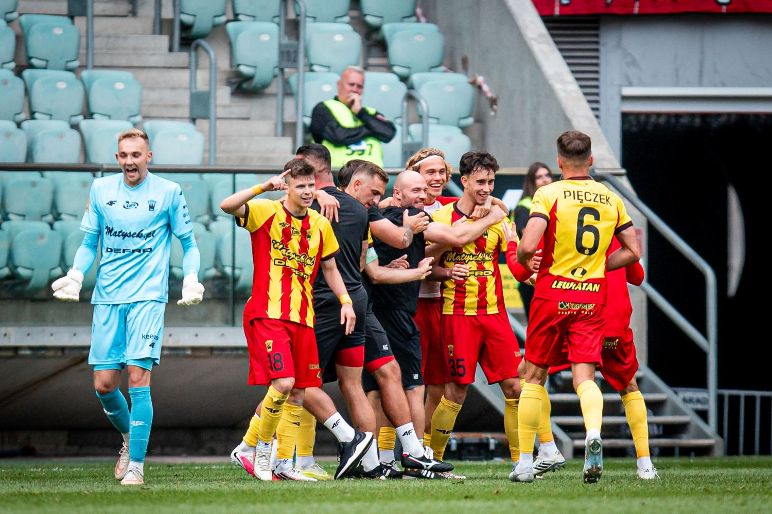 Korona Kielce brała pod uwagę tylko tego zagranicznego trenera. „Mogę to przyznać”