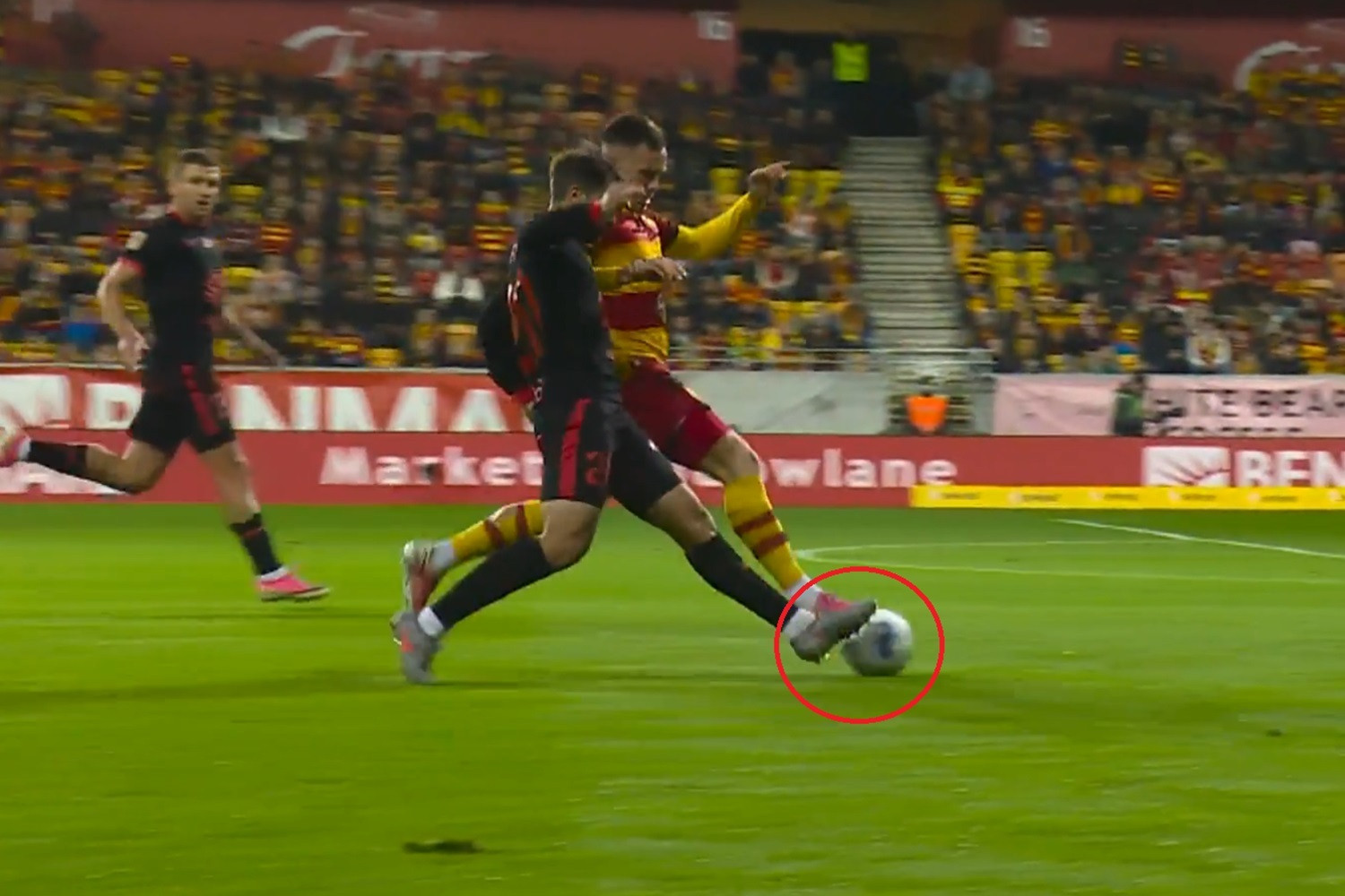 Trzy kontrowersje z meczu Jagiellonia Białystok - Górnik Zabrze [WIDEO]. Sędzia główny przyznał się do błędu