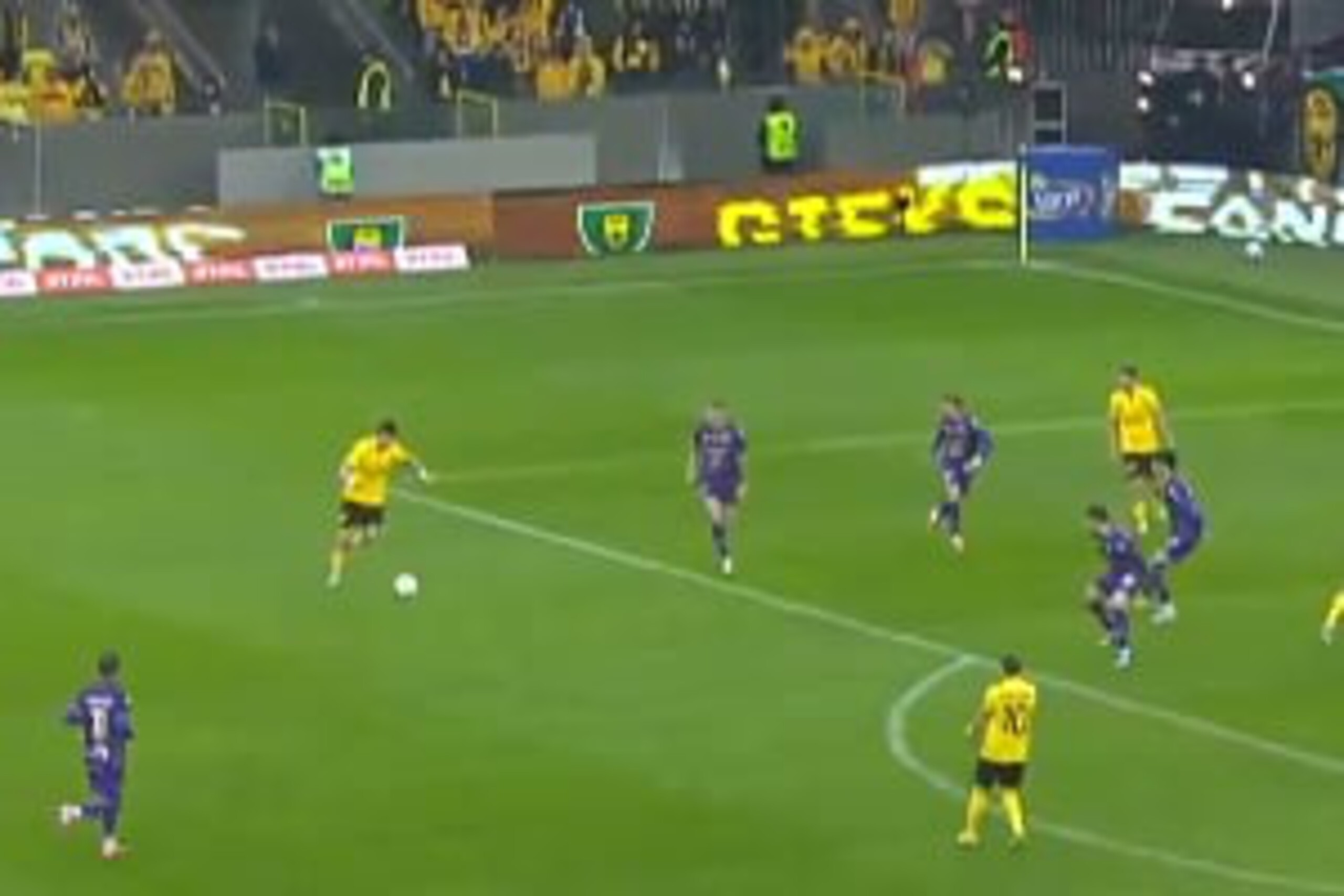 Cudowny gol w hicie Ekstraklasy! Idealne uderzenie z dystansu [WIDEO] – PiłkaNożna.pl