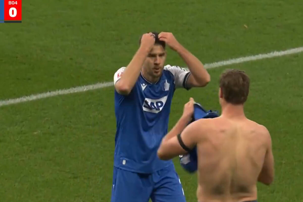 Strzelił gola i wyleciał z boiska, legenda nie dowierzała. Cyrk w Bundeslidze [WIDEO]