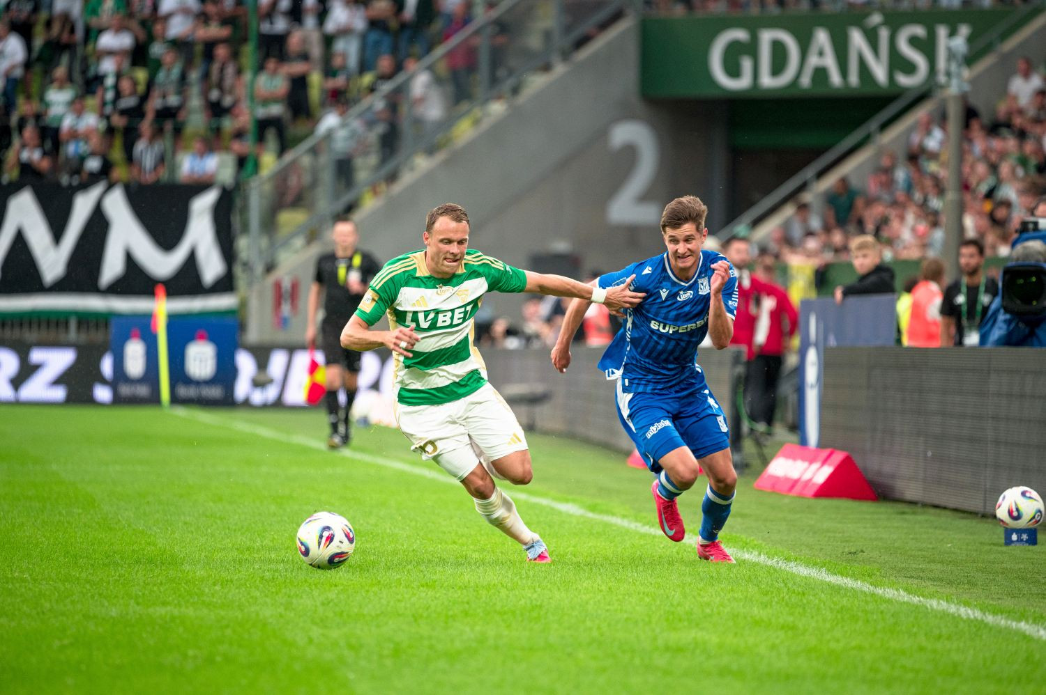 Lechia Gdańsk na dywaniku. Piłkarz złożył pozew do FIFA
